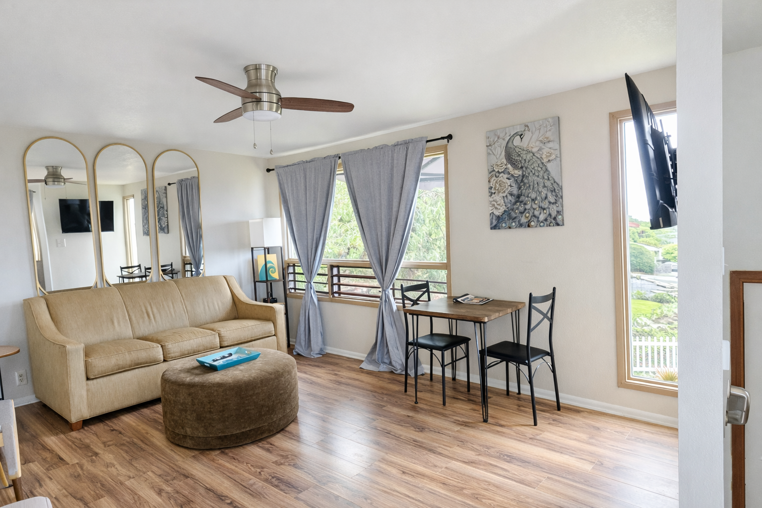 Bright Kona living room with ocean peek view (Queen size sofa bed)