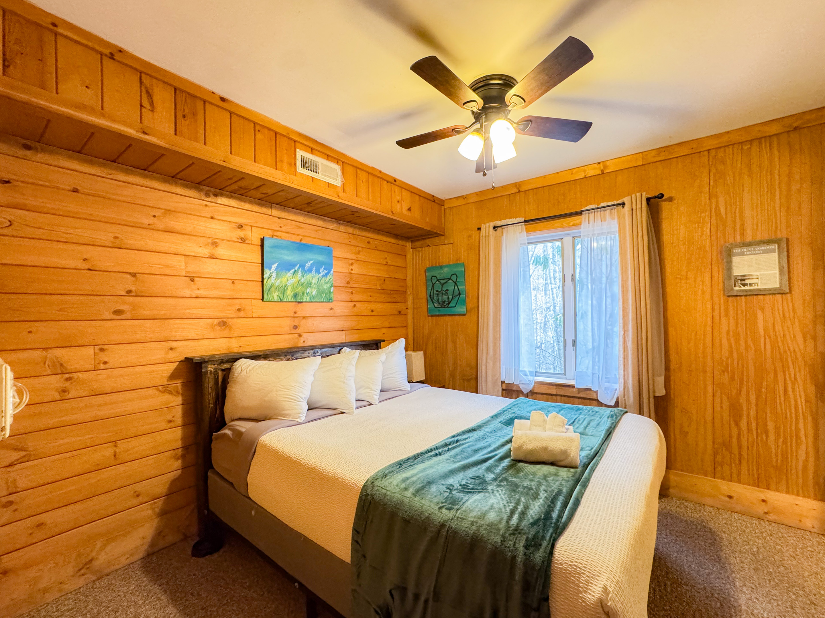 lower level bedroom featuring en-suite bathroom. Queen size hybrid memory foam bedc with shredded bamboo pillows