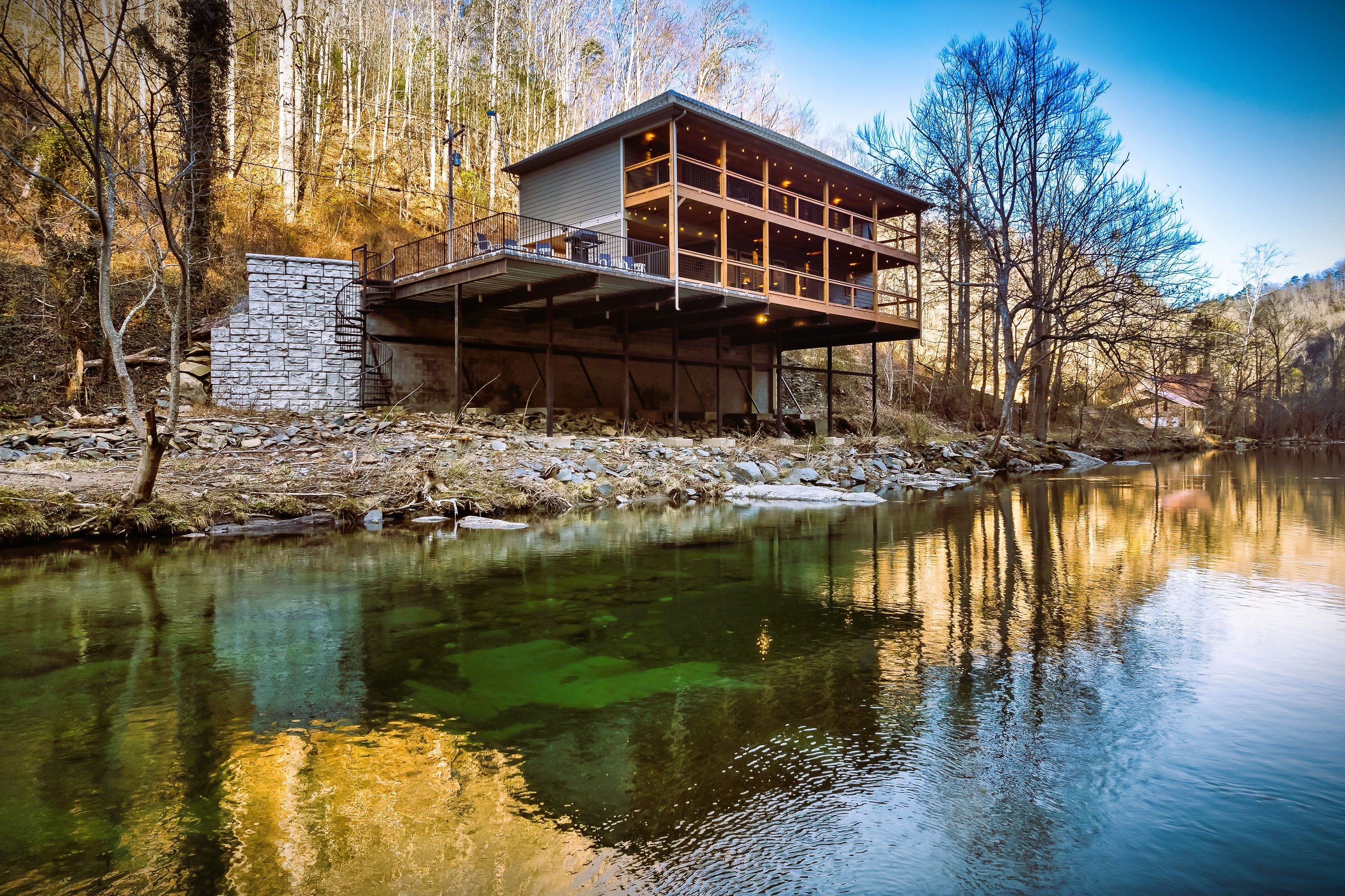 Our cabin might be THE ONLY Upscale WATERFRONT property perched right ABOVE the famous Little Pigeon River in Gatlinburg, TN - where the sound of the river stream is your daily soundtrack. Make this one-of-a-kind stay yours!