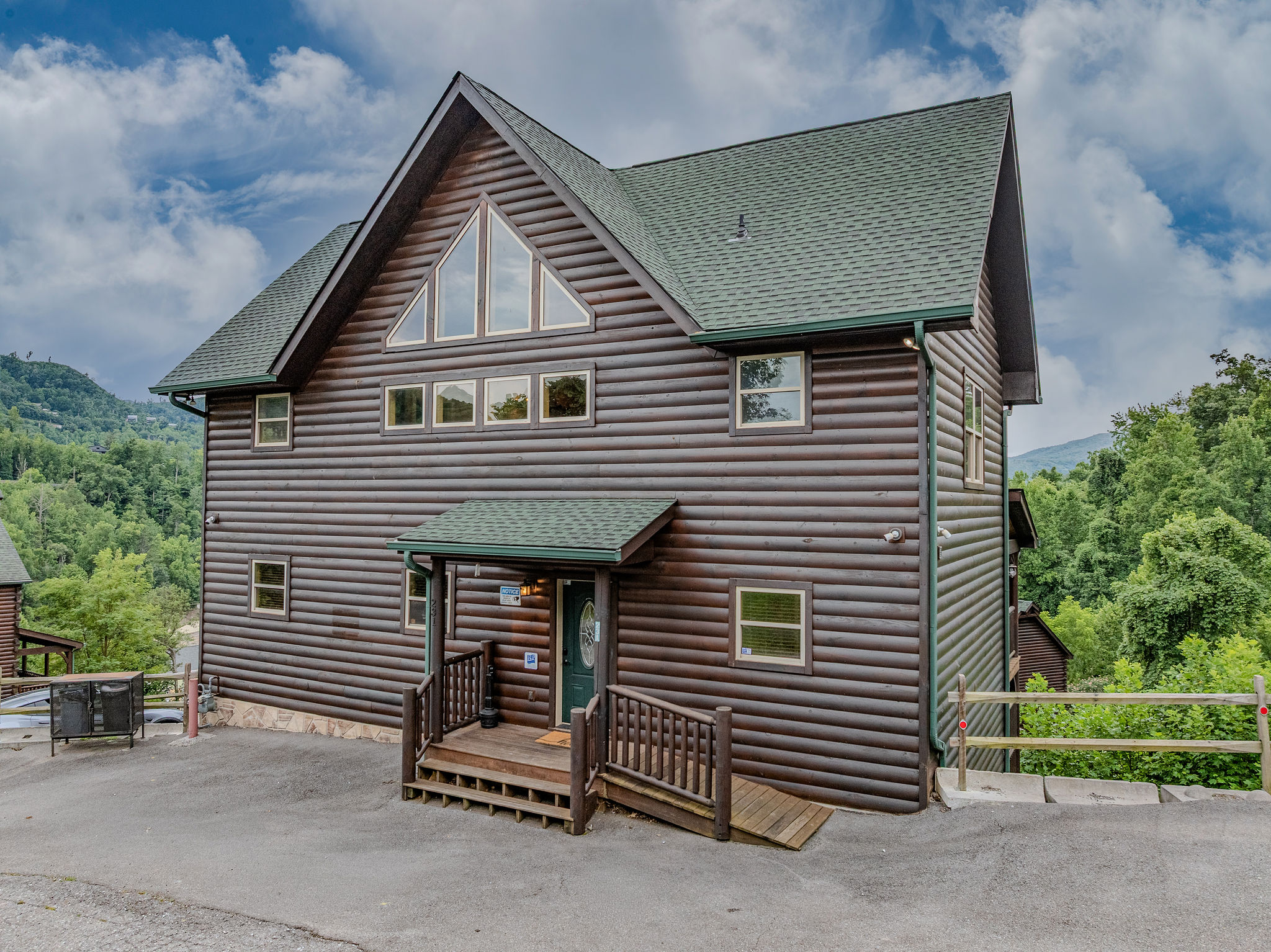 Headliner Hideaway combines the privacy of a mountain cabin with convenient access to downtown Gatlinburg and area attractions.
