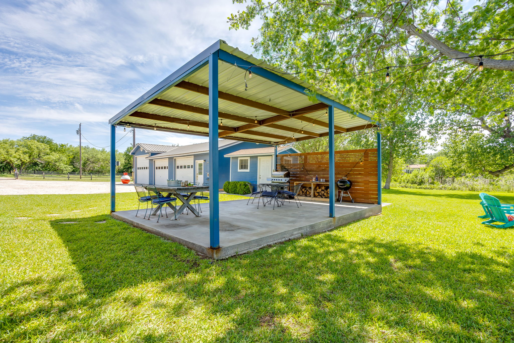 Outdoor covered patio with gas grill, charcoal grill and lots of seating