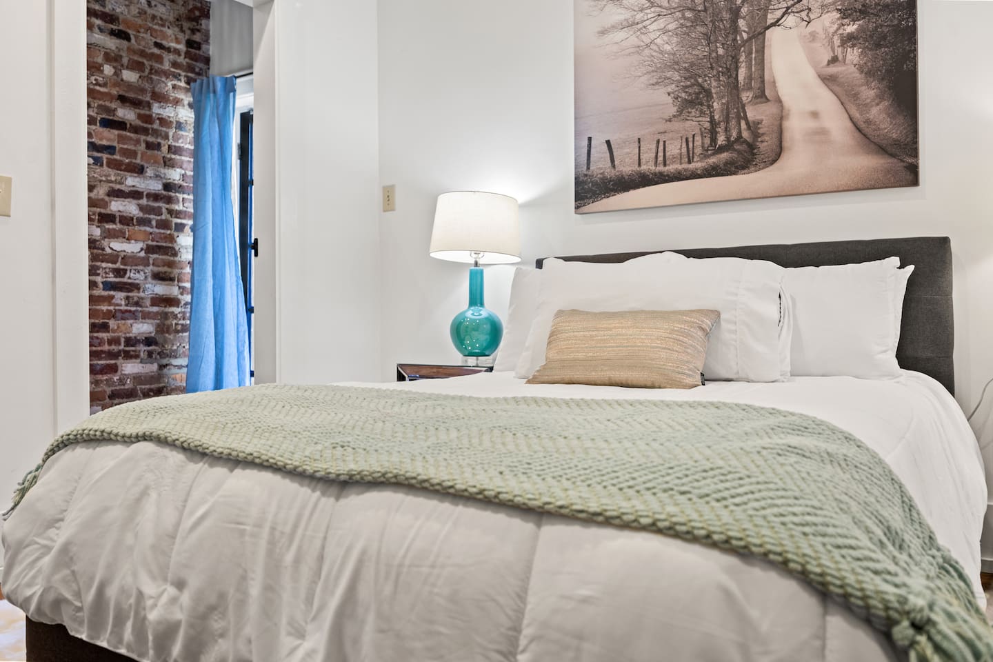 Get a good night's rest in this comfy full-sized bed with plenty of pillows. 