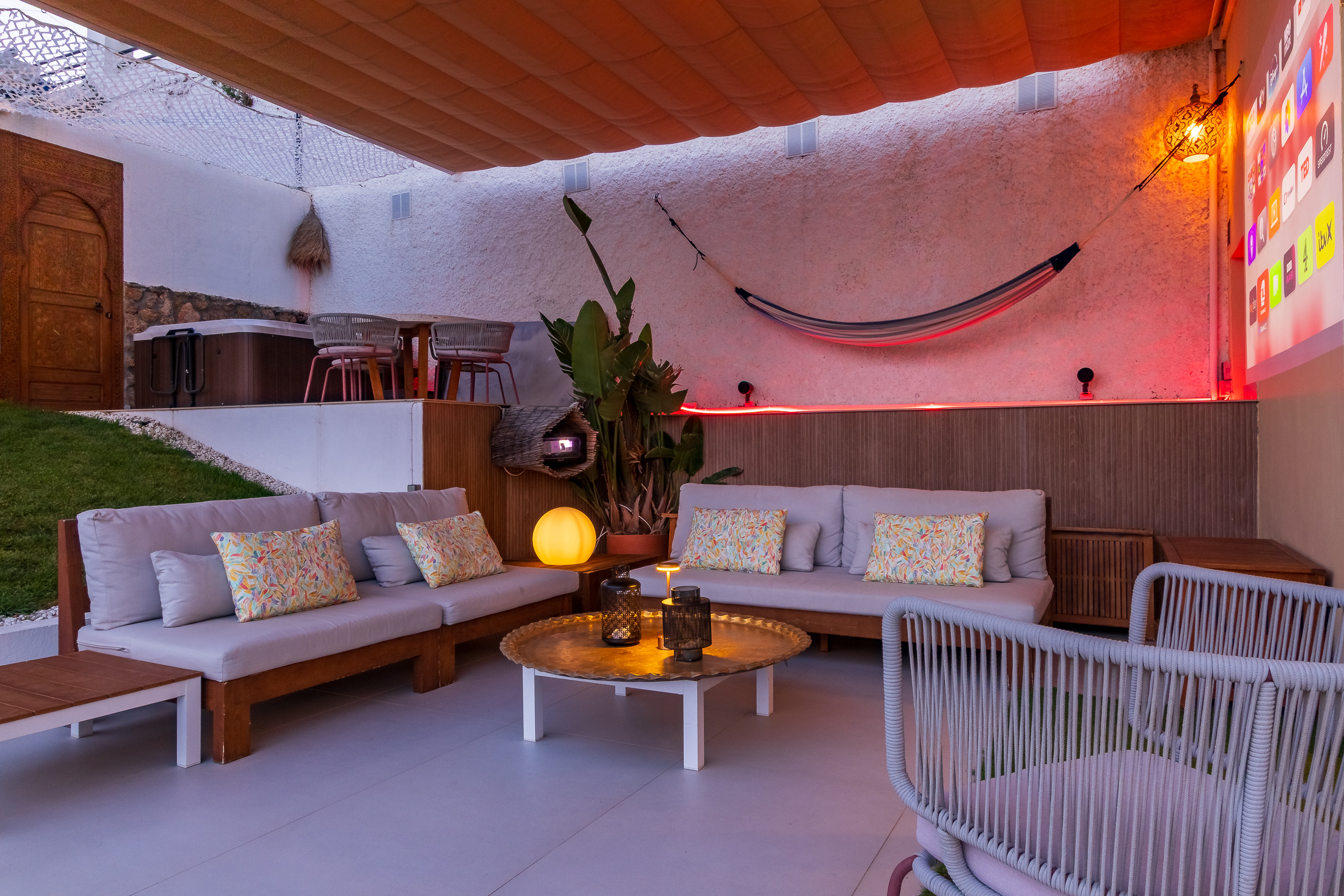 Cosy outdoor lounge set for relaxed evenings