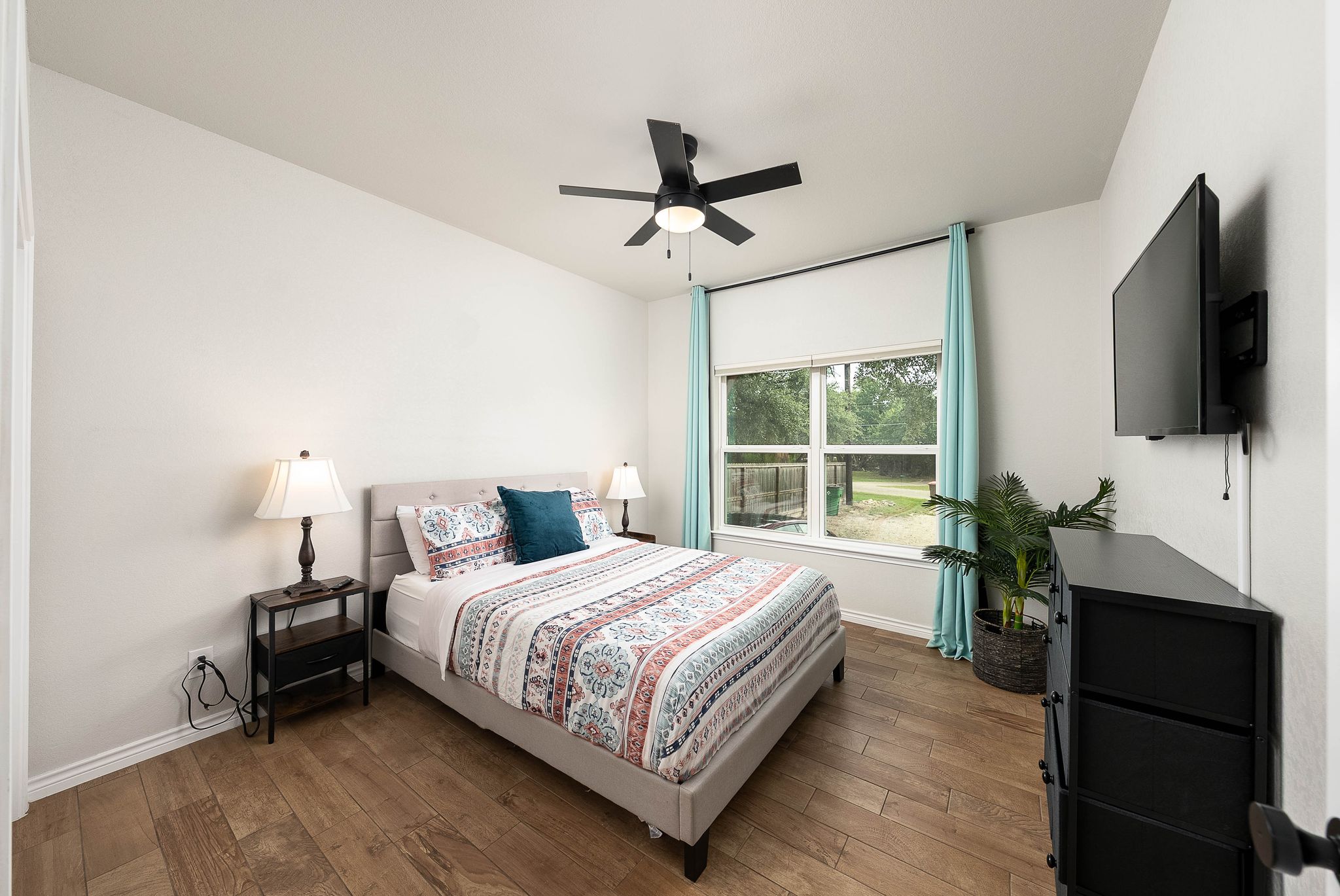 Secondary bedroom w/ Queen Bed
