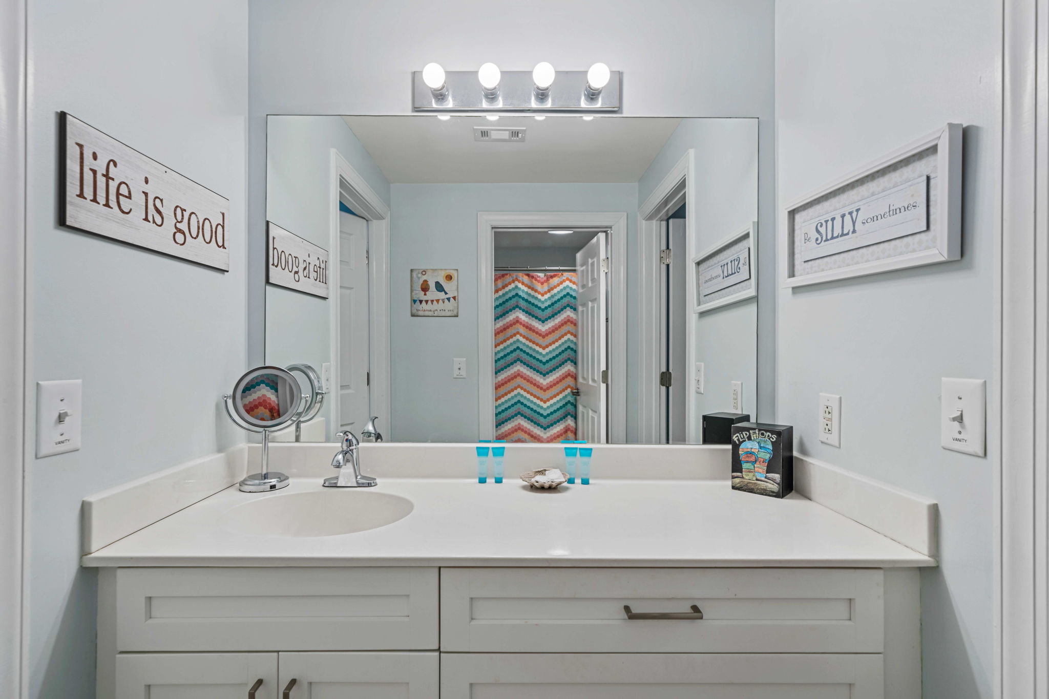 Bathroom 2: Jack n Jill bath | Sea Gull | 201 Oceanview | 1116 Ocean Blvd, Isle of Palms, SC | IOP Escapes