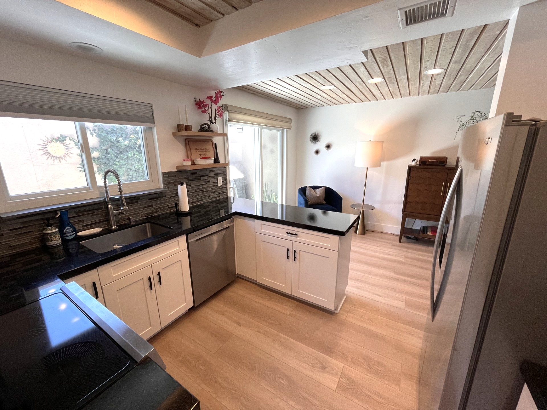Fully equipped kitchen to easily cook for and serve 8 guests