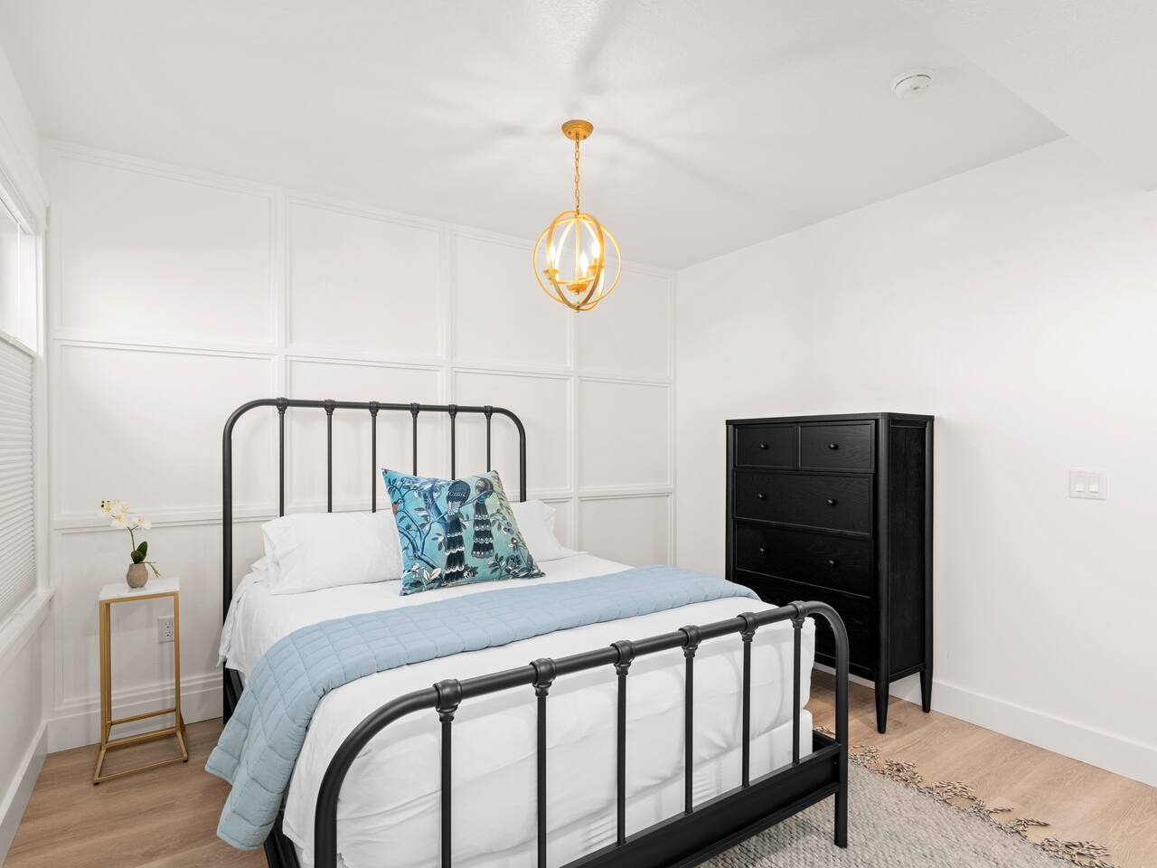 Queen Bedroom 4 - Guesthouse