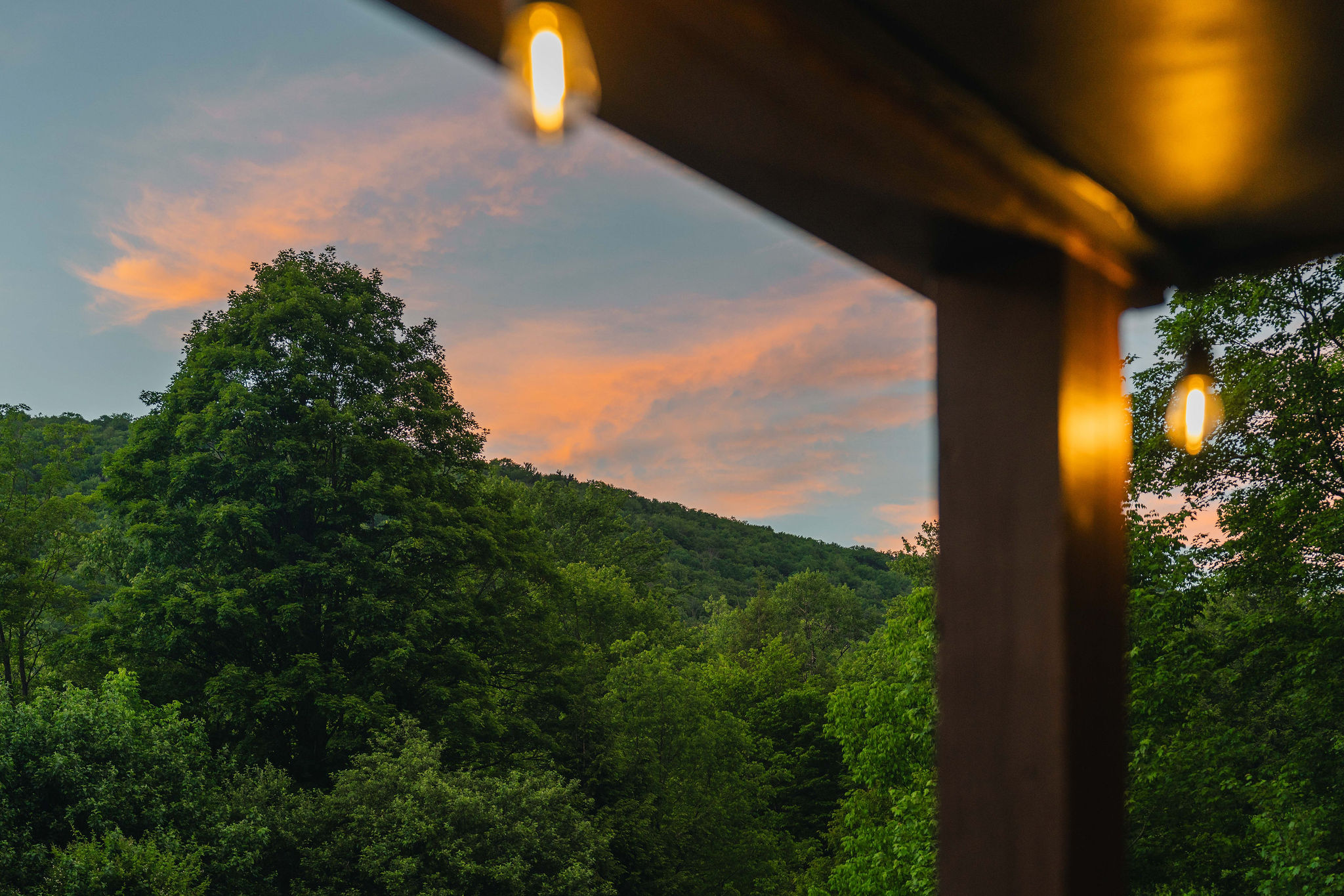 🌲 Mountain views right from the porch — no neighbors, no noise, just sky.