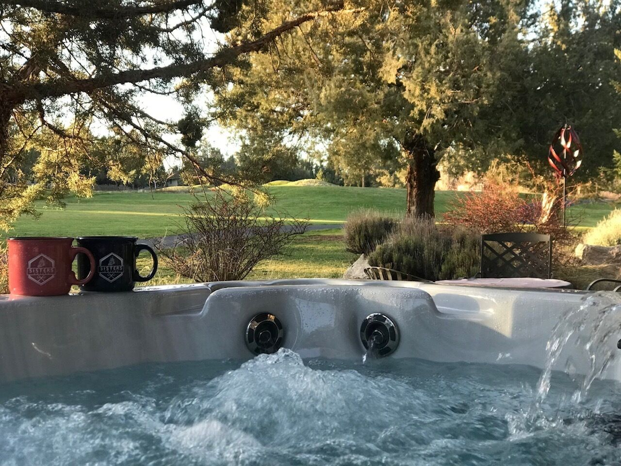 Unwind in your private hot tub w/ views of the fairway and Central Oregon skies