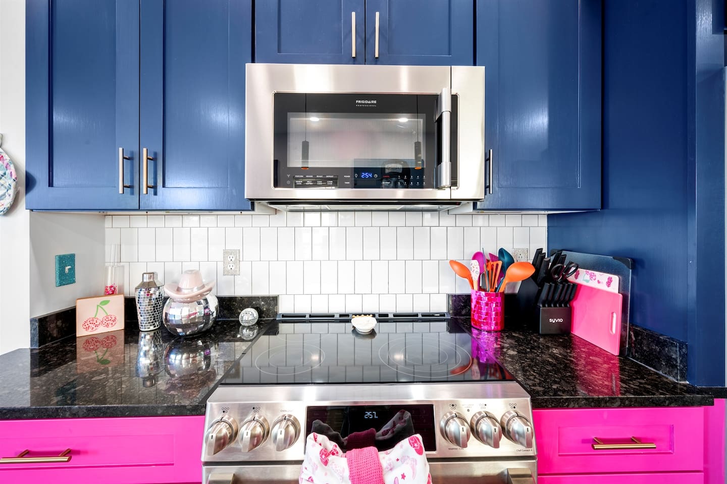 Stainless Steel appliances fully stocked for 12. 