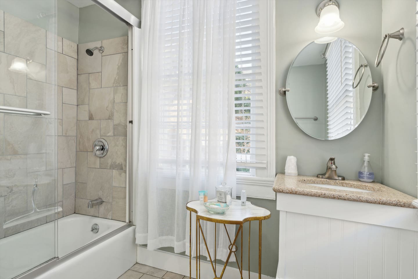 Room #1 full bath en-suite