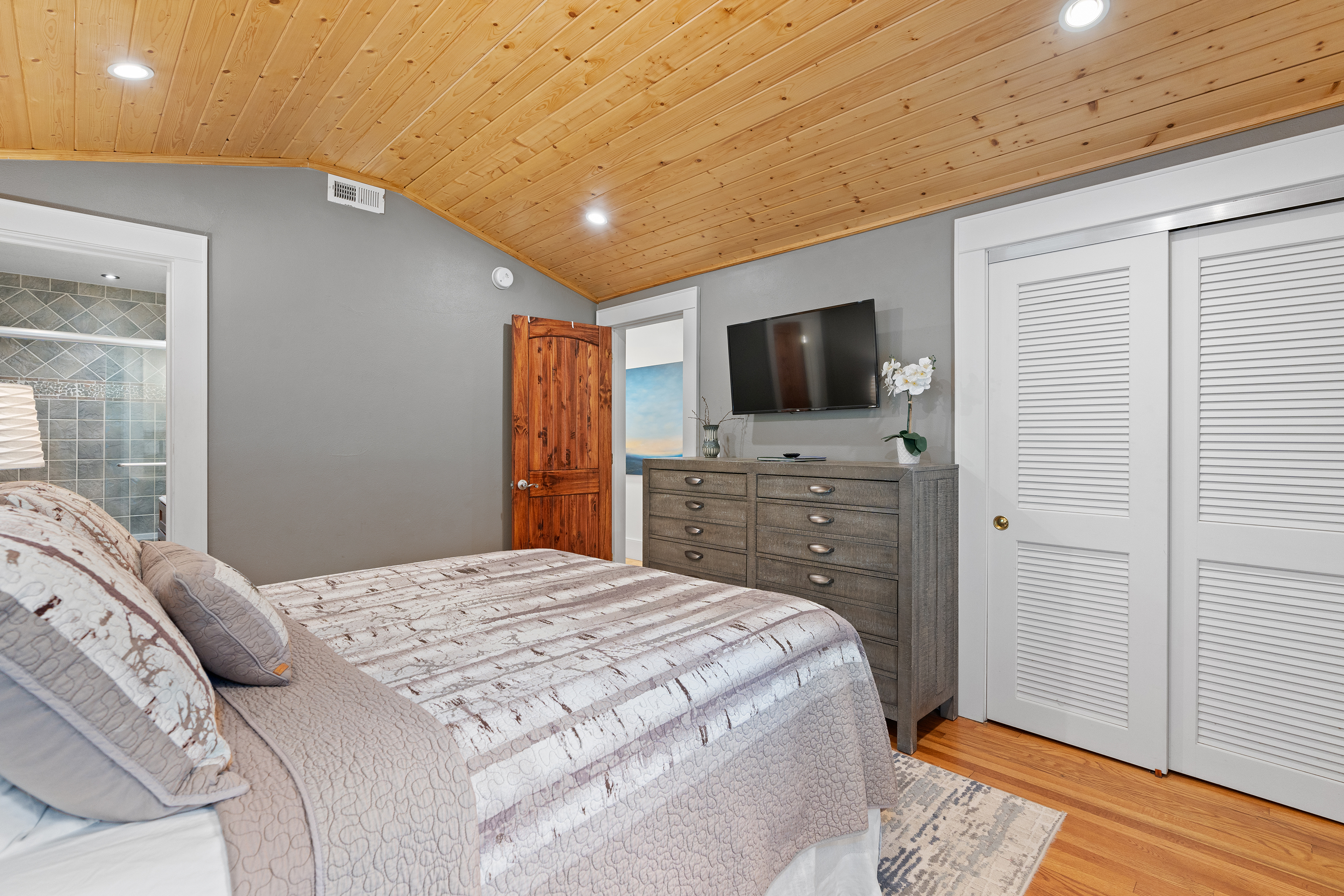 Mstr Bedroom - with TV
