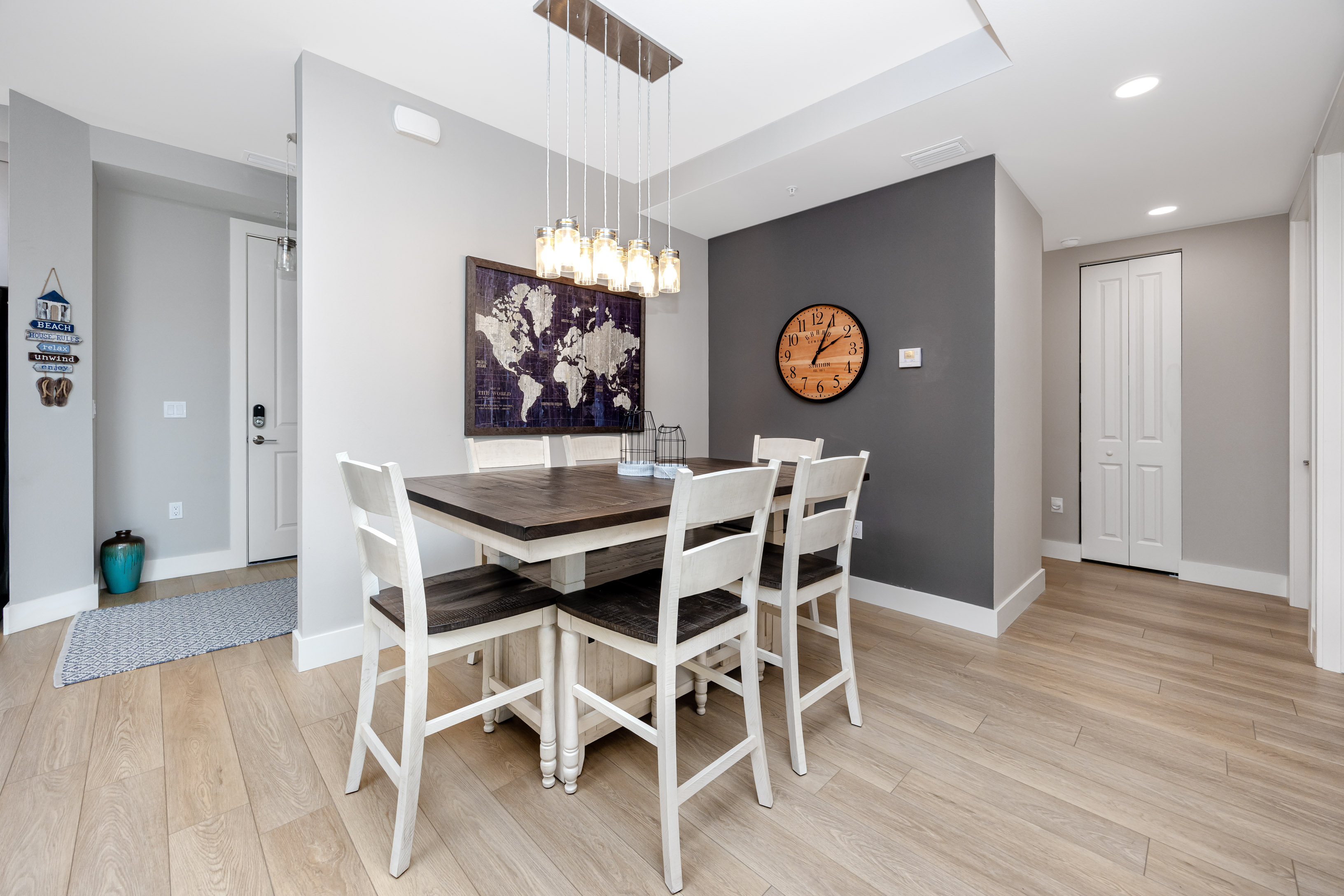 Dining Area with seating for 6