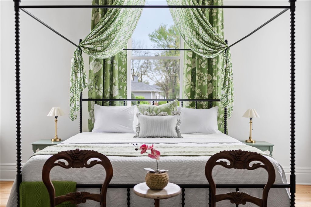 Spacious Room w/ King Bed