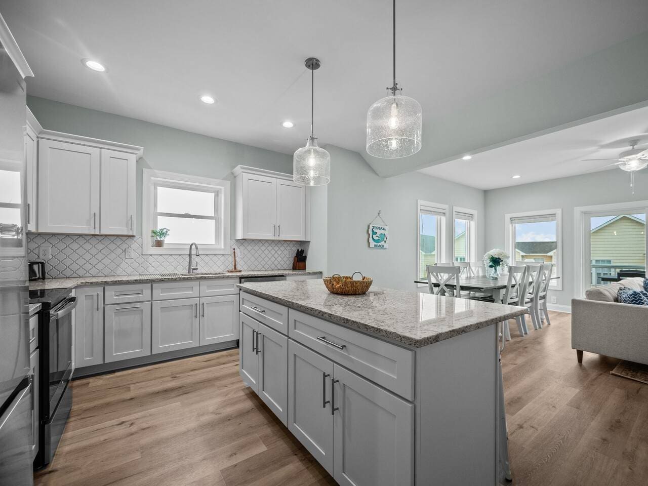 Full Kitchen with 4 Island Seats