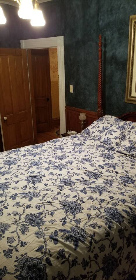 Historic Victorian Inn Blue Room 5