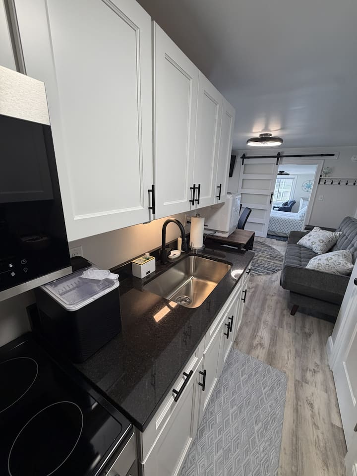 Full kitchen with ice maker