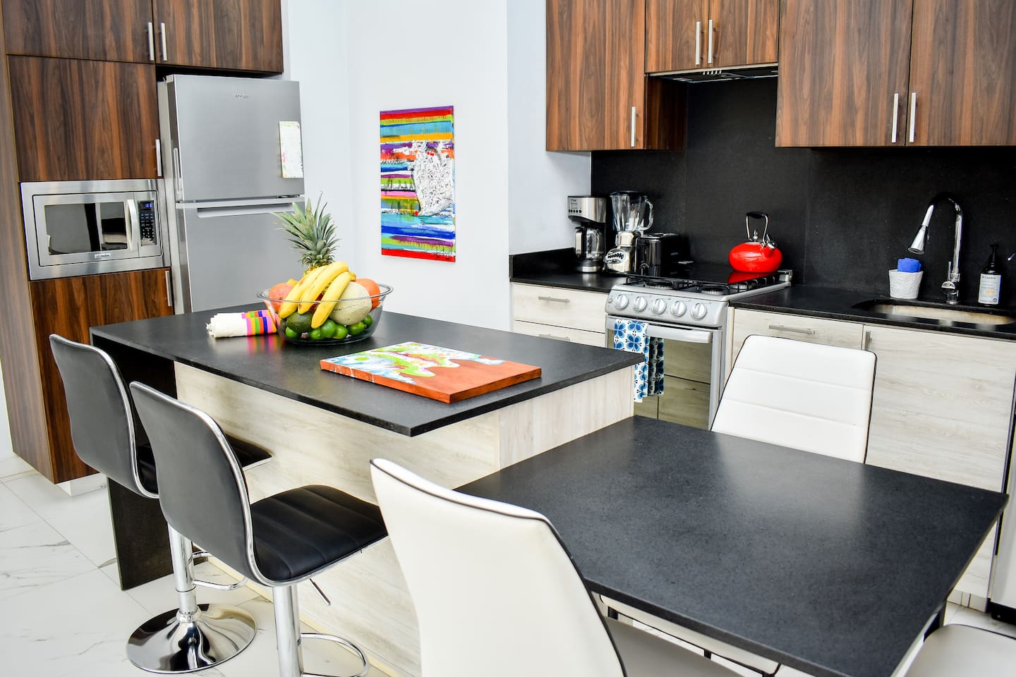 Well equiped kitchen with seating for 8 people