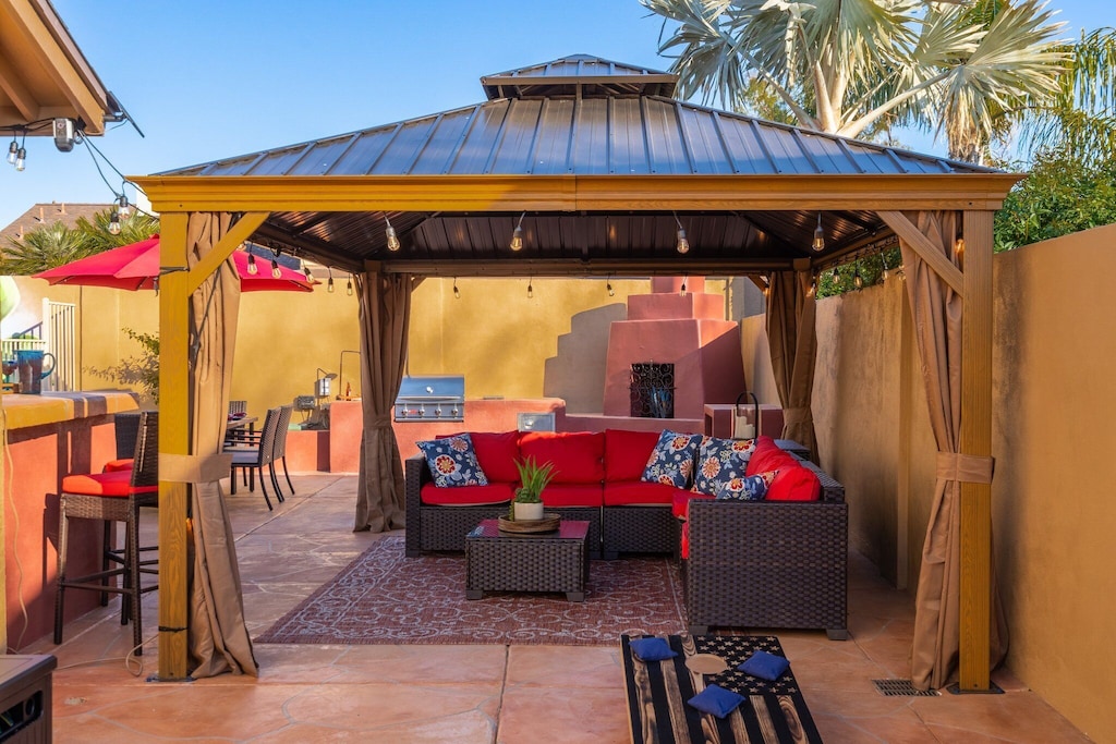 HUGE gazebo to shade you on those hot desert days.