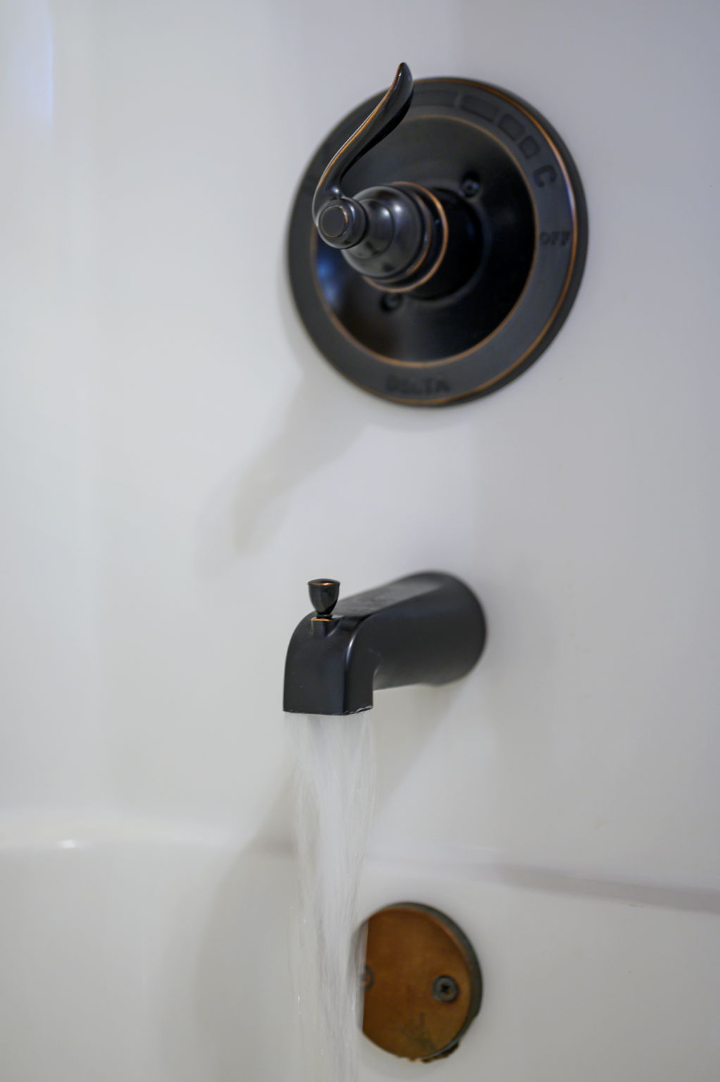 Bathroom Sanctuary:
Elegant granite touches and warm accents make this more spa-than-sink — start the day refreshed, end it rejuvenated. 🛁