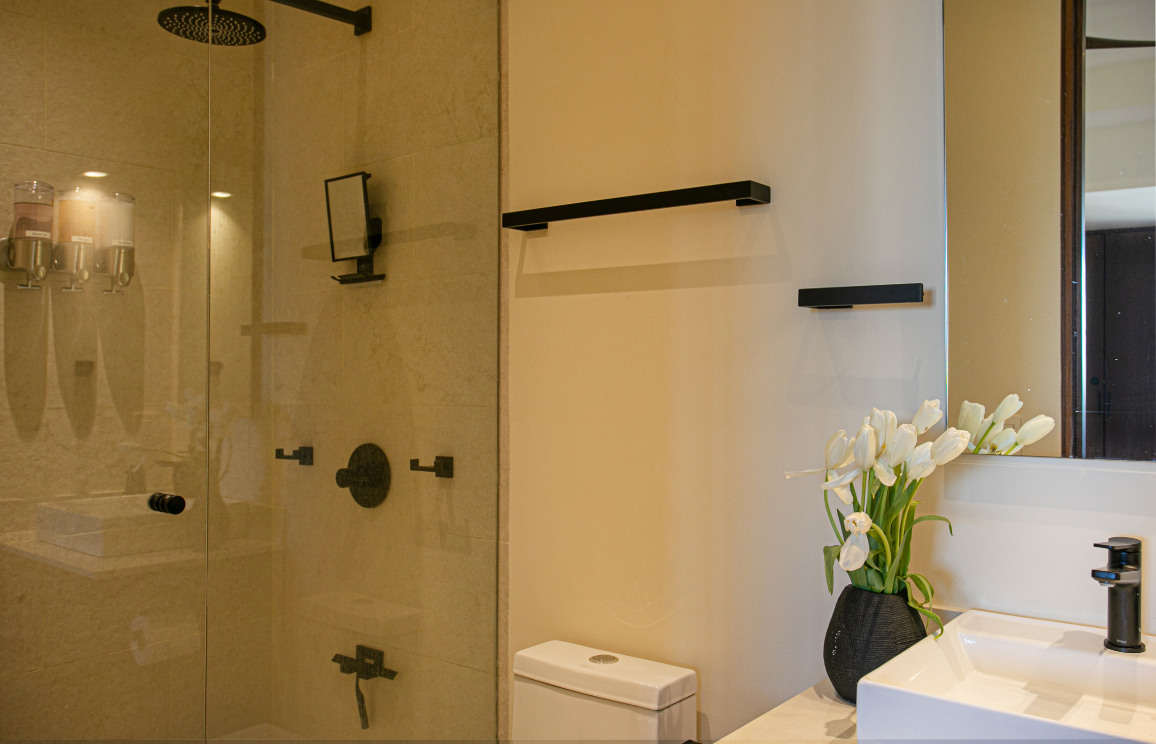 Ensuite bathroom in the main bedroom.