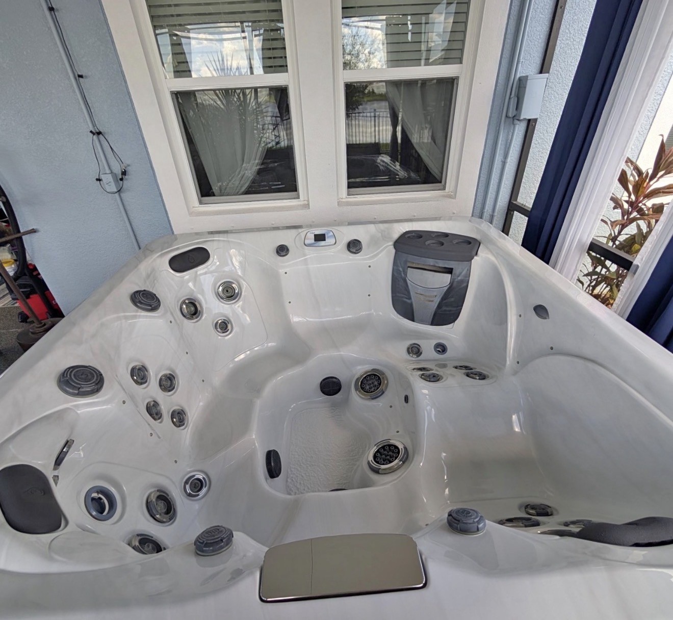 ✨ Spacious seating for 6–7 + powerful jets