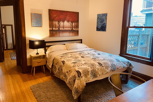 Cozy private room with queen bed.