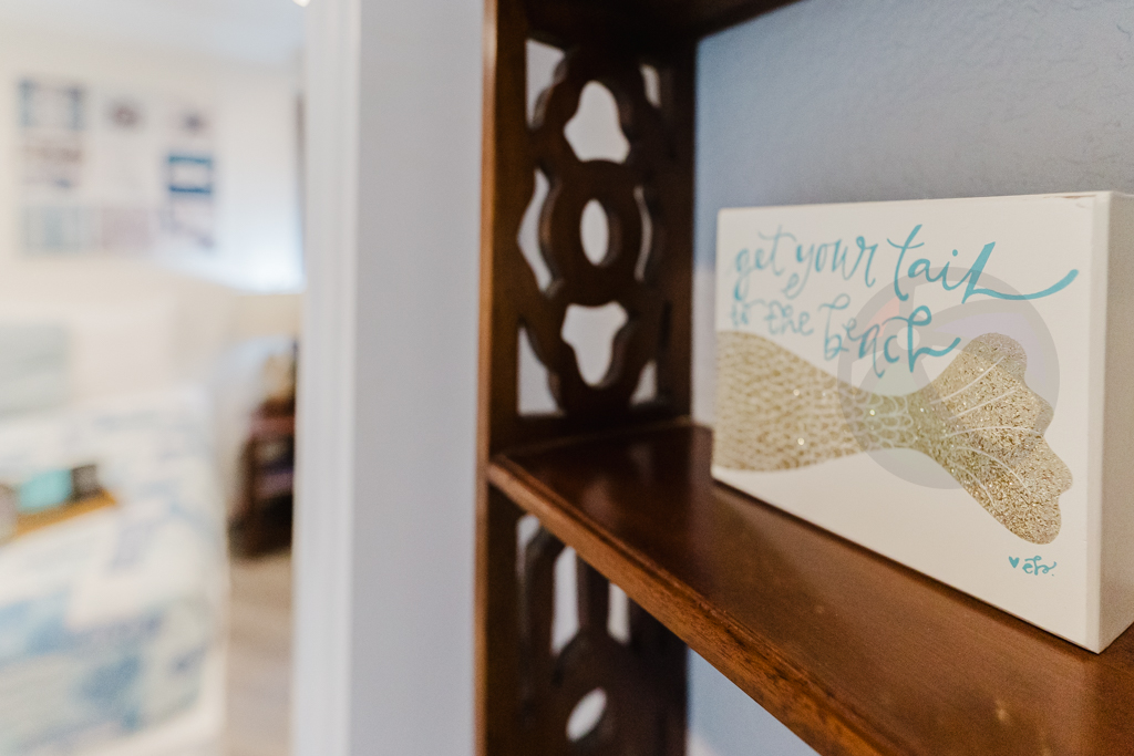 Small decorative niche between these two bedrooms