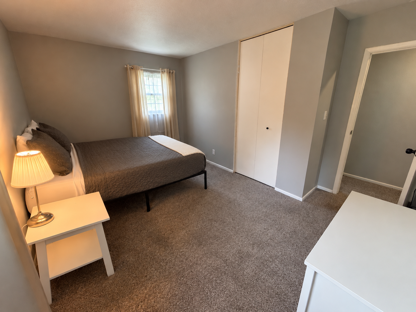 Bedroom w/ Queen bed
