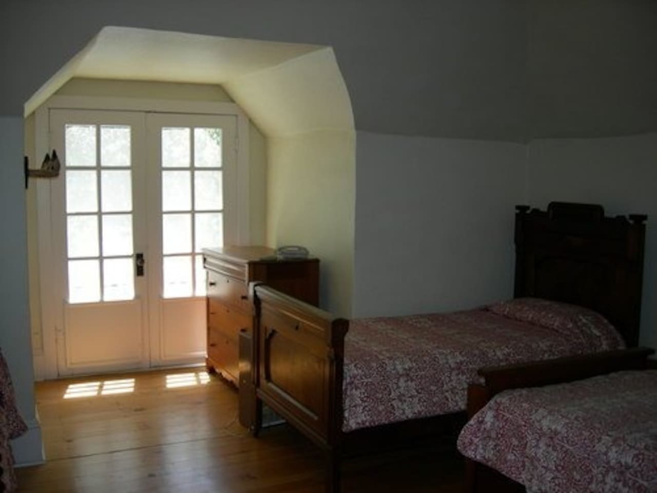 All the cousins can sleep together in the Front Room upstairs.