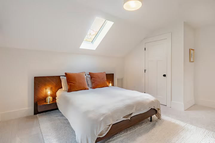 2nd Bedroom (Upstairs)