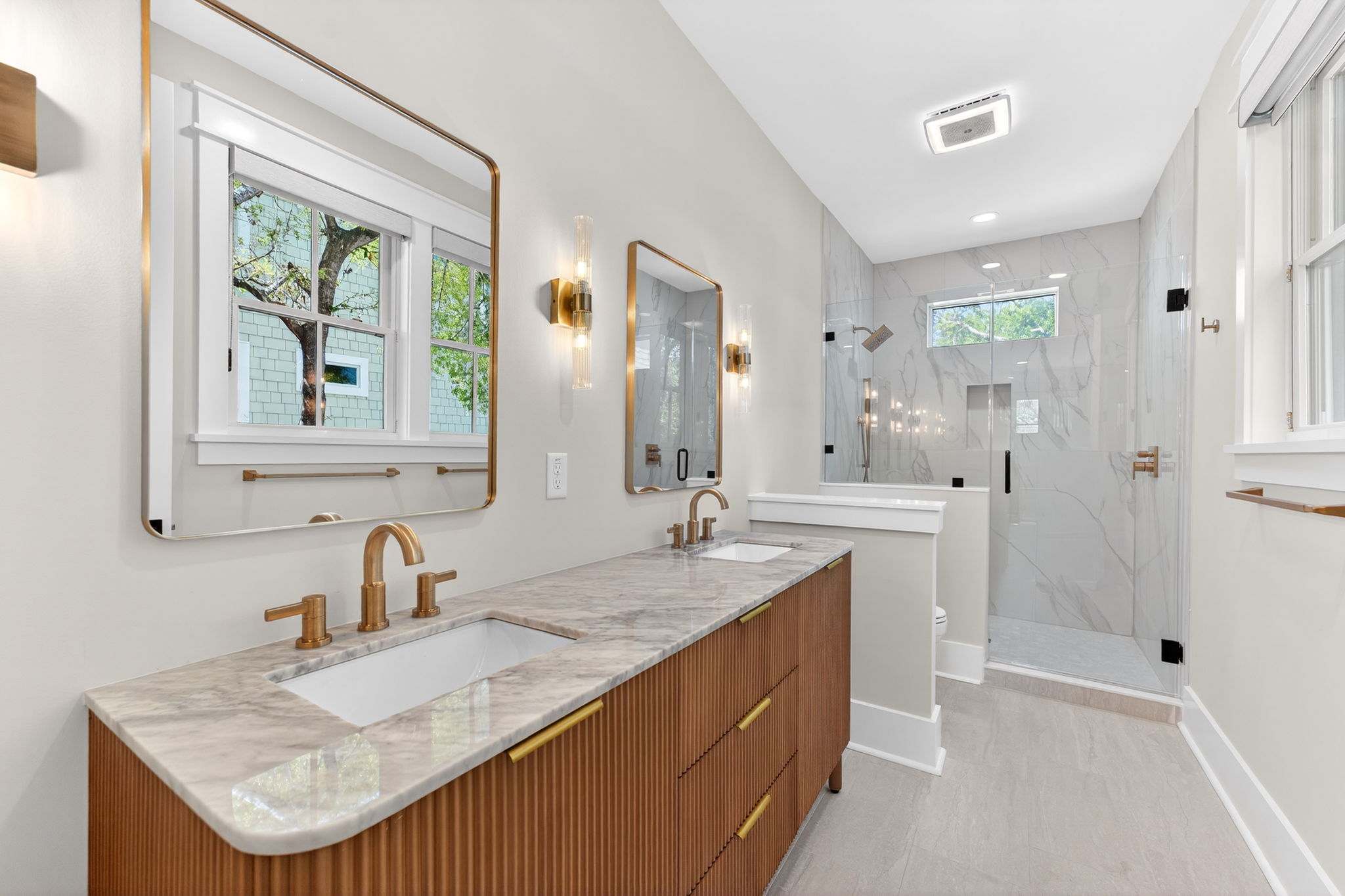 Primary Ensuite 2 (first level) | On Beach Time | 6 30th Ave, Isle of Palms, SC | IOP Escapes