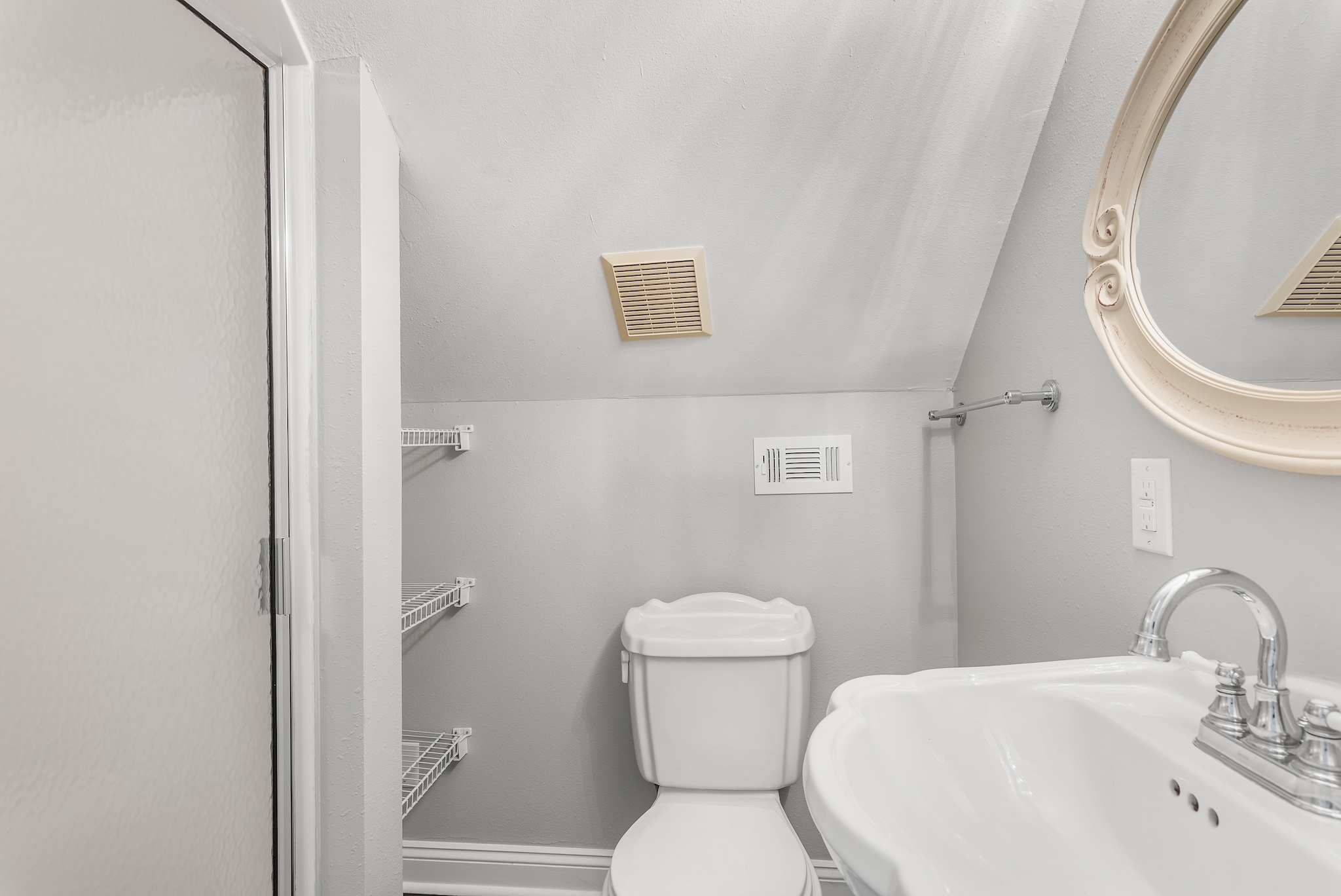  Upstairs guest bathroom with tub/shower combo and vanity mirror