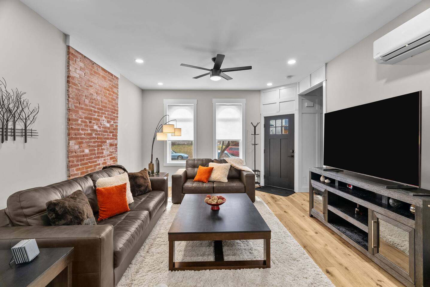 Cozy living room with 70" Samsung Smart TV with streaming capabilities.