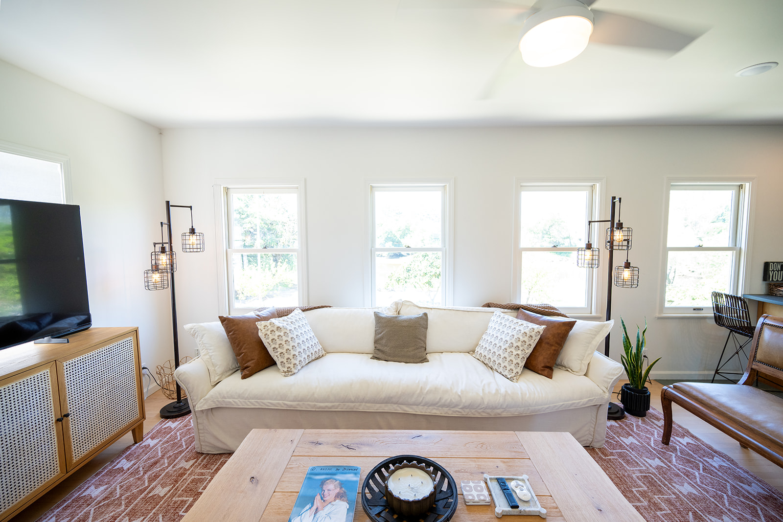 Bright and comfortable living space designed for relaxing after a day in Napa. Smart TV and large sofa couch and bench. Board games included for a night in. 