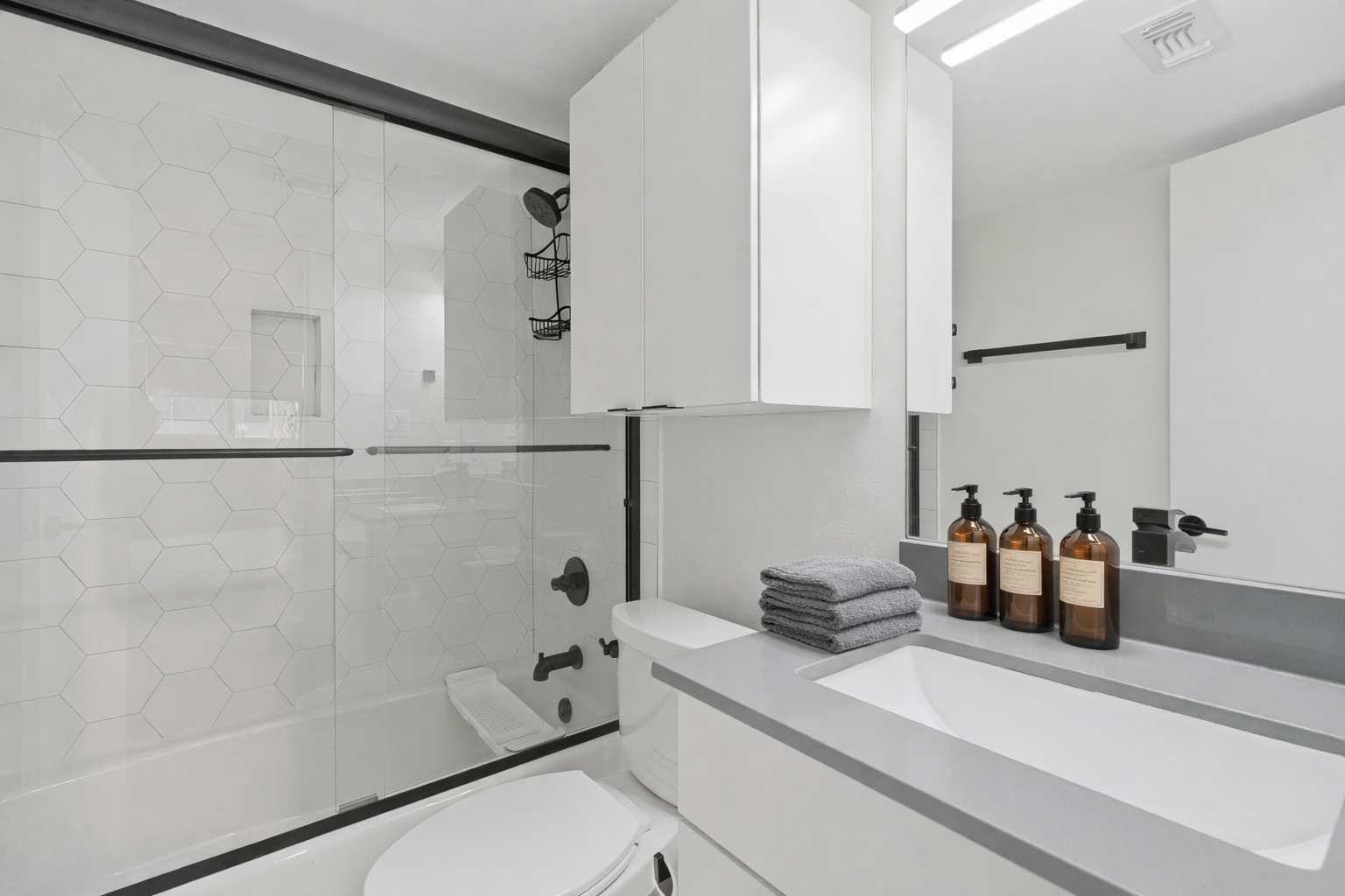 bathroom 2 in bedroom 2 rainshower with tub