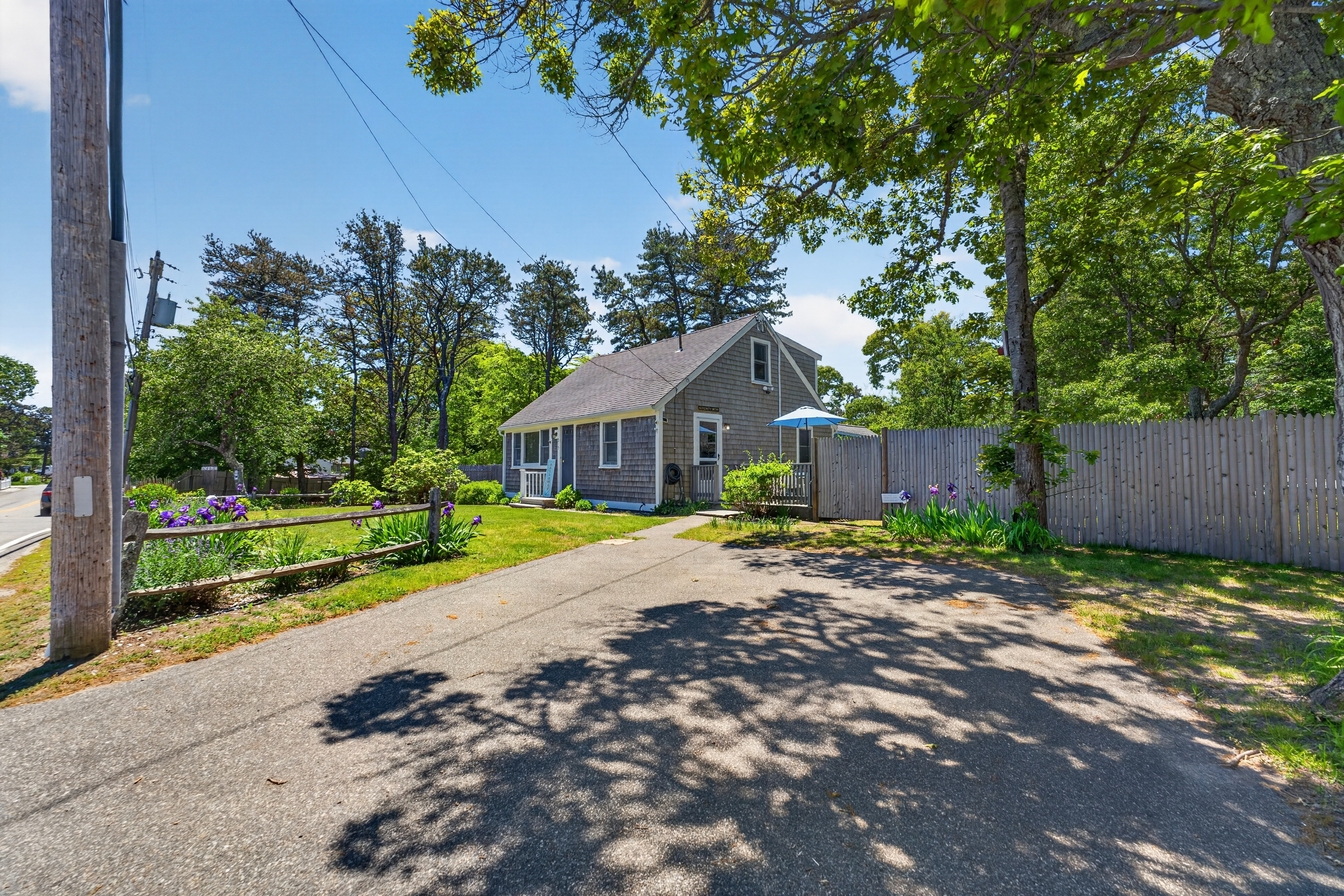 Additional parking at the house ensures convenient access for you and your group, with space for up to 5 cars!