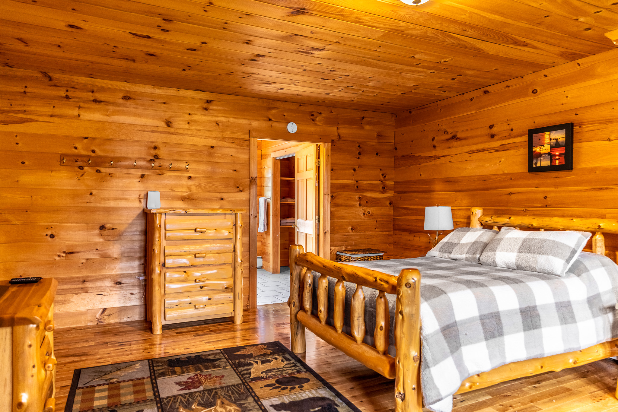 Enjoy the top floor suite. Private and quiet, with views of the beautiful lake, a full attached bathroom, TV for streaming, clothing storage, and charger stations by your queen bed plus a futon.