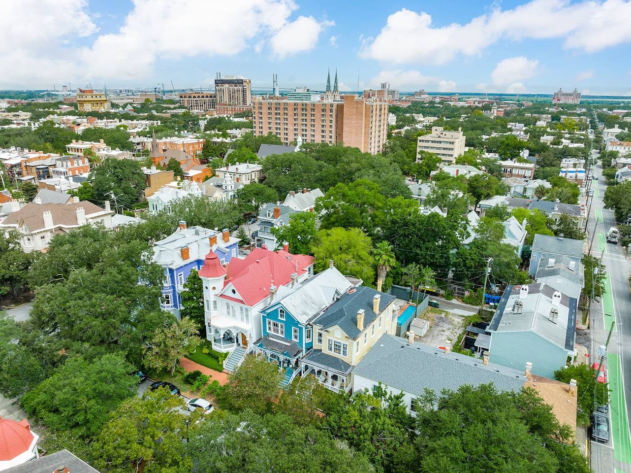 Located in the heart of Historic Savannah, but nestled into a quiet, care-free street so you can take time away from it all.