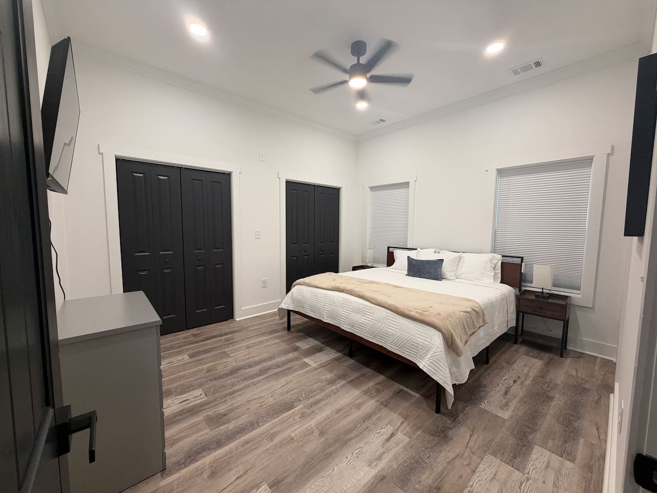Located on first floor. King bed. Smart TV. En suite  full bath. 