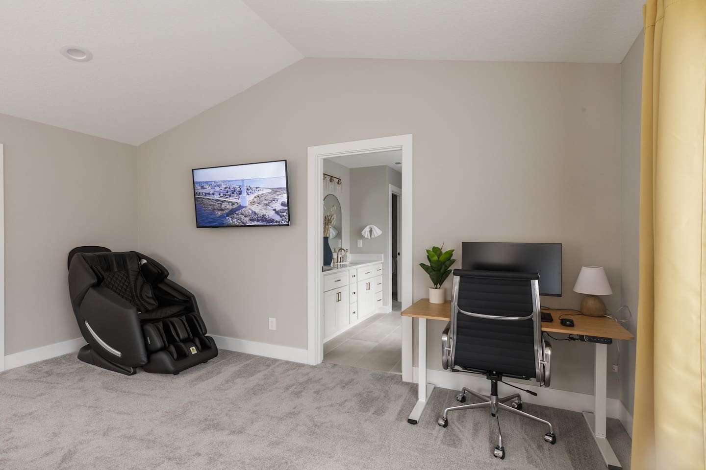 We have an LG 4K monitor in case you need to get some work done, and a full 3D massage chair to help you relax after a day of adventure. ‍♀️✨