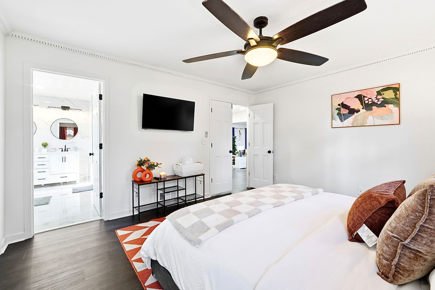 Conveniently located left of the glass front entry, this cozy bedroom offers a king bed and features a smart TV. This room includes 2 full-size towels, 2 hand towels, and 2 washcloths provided for your comfort.