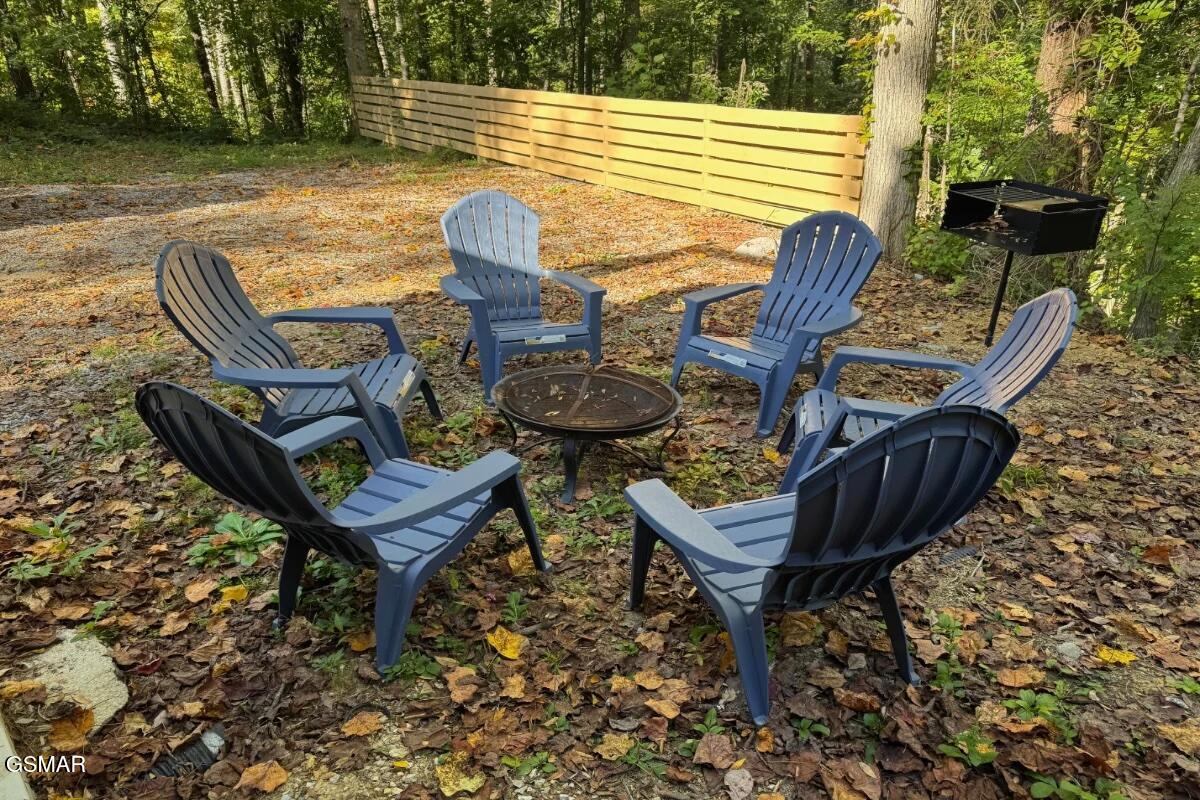 Al fresco dining and fun! Use the charcoal grill right beside the fire pit for a classic Smoky Mountain barbecue experience.