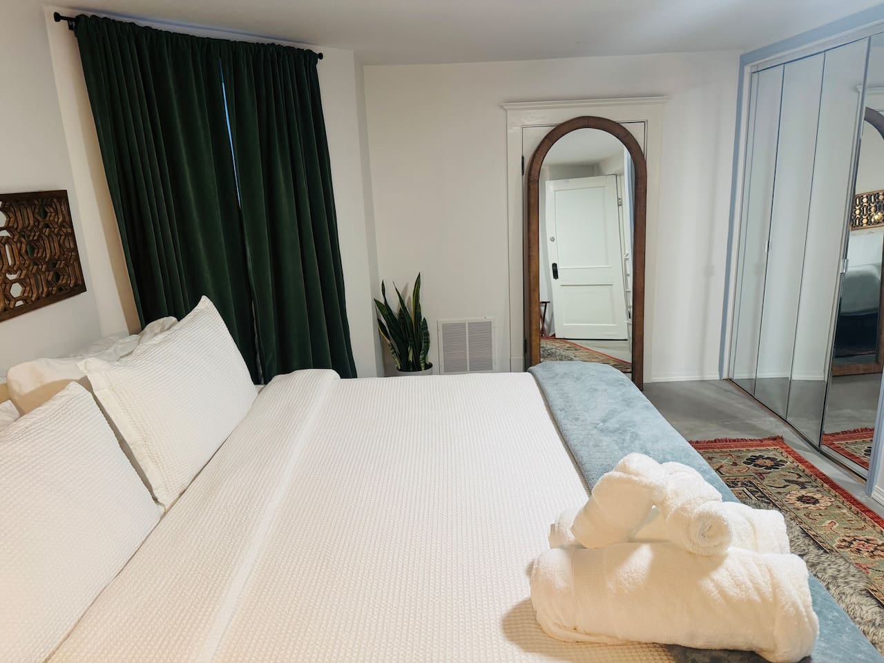 King-bed with soft linens and peaceful atmosphere.
