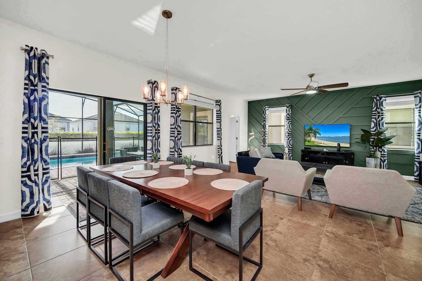 Enjoy the newly renovated family room and dining area. Relax on the couches to relax and watch tv (cable, netflix and more). Enjoy large family gatherings around the dining table that seats 8 people. Open space to create a conversational room.
