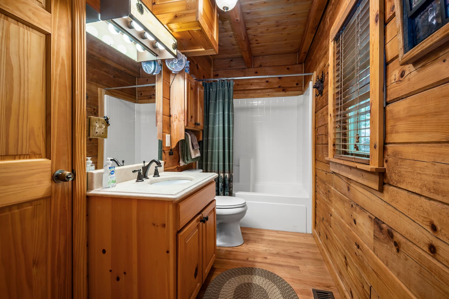 Ensuite second full bathroom, easily accessible to second bedroom