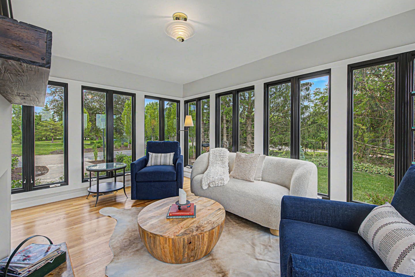 Soft chairs, big windows, and nowhere you need to be.
