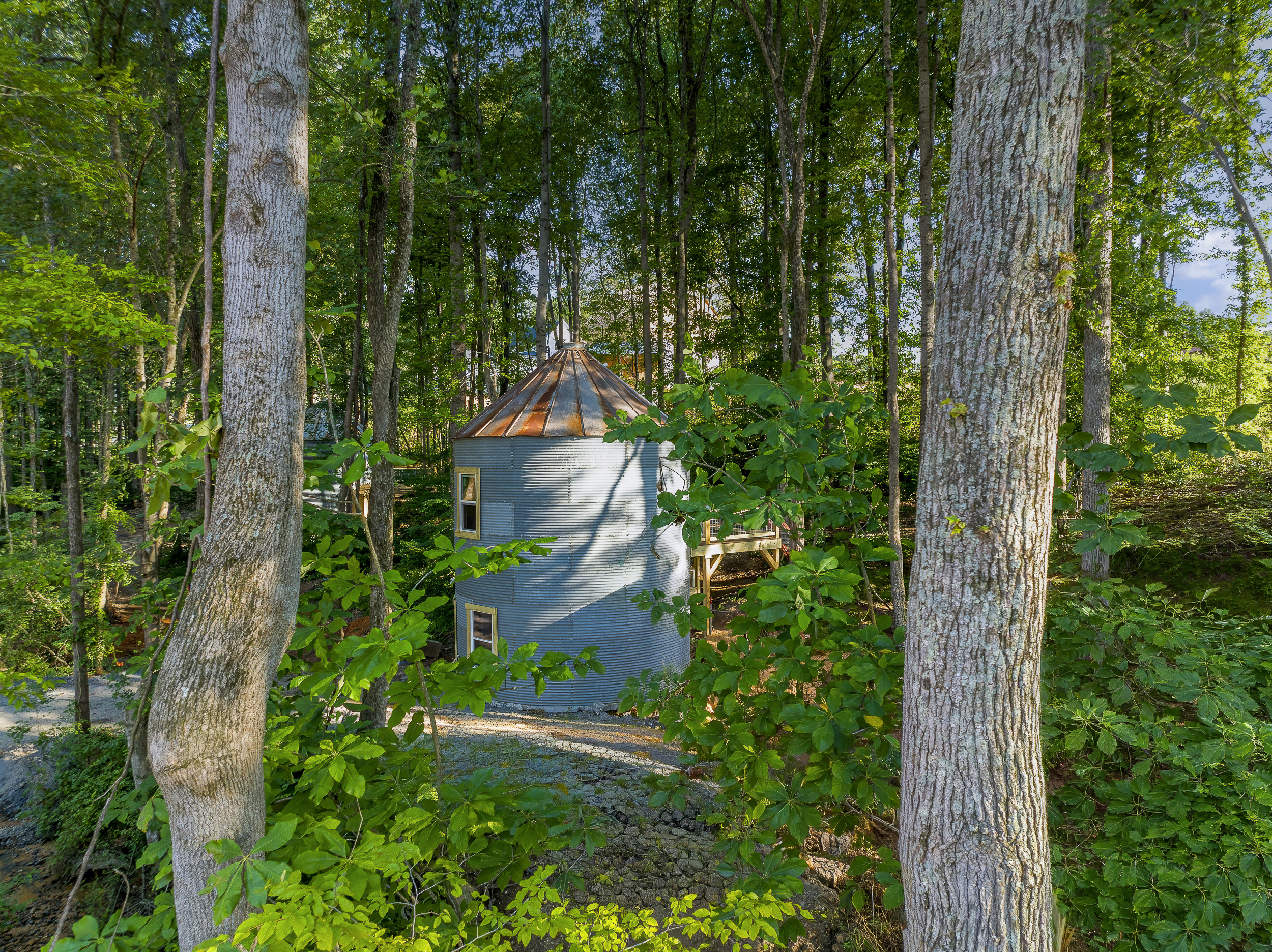 Unique Retreat: Immerse in nature at this charming round cabin surrounded by lush greenery!
