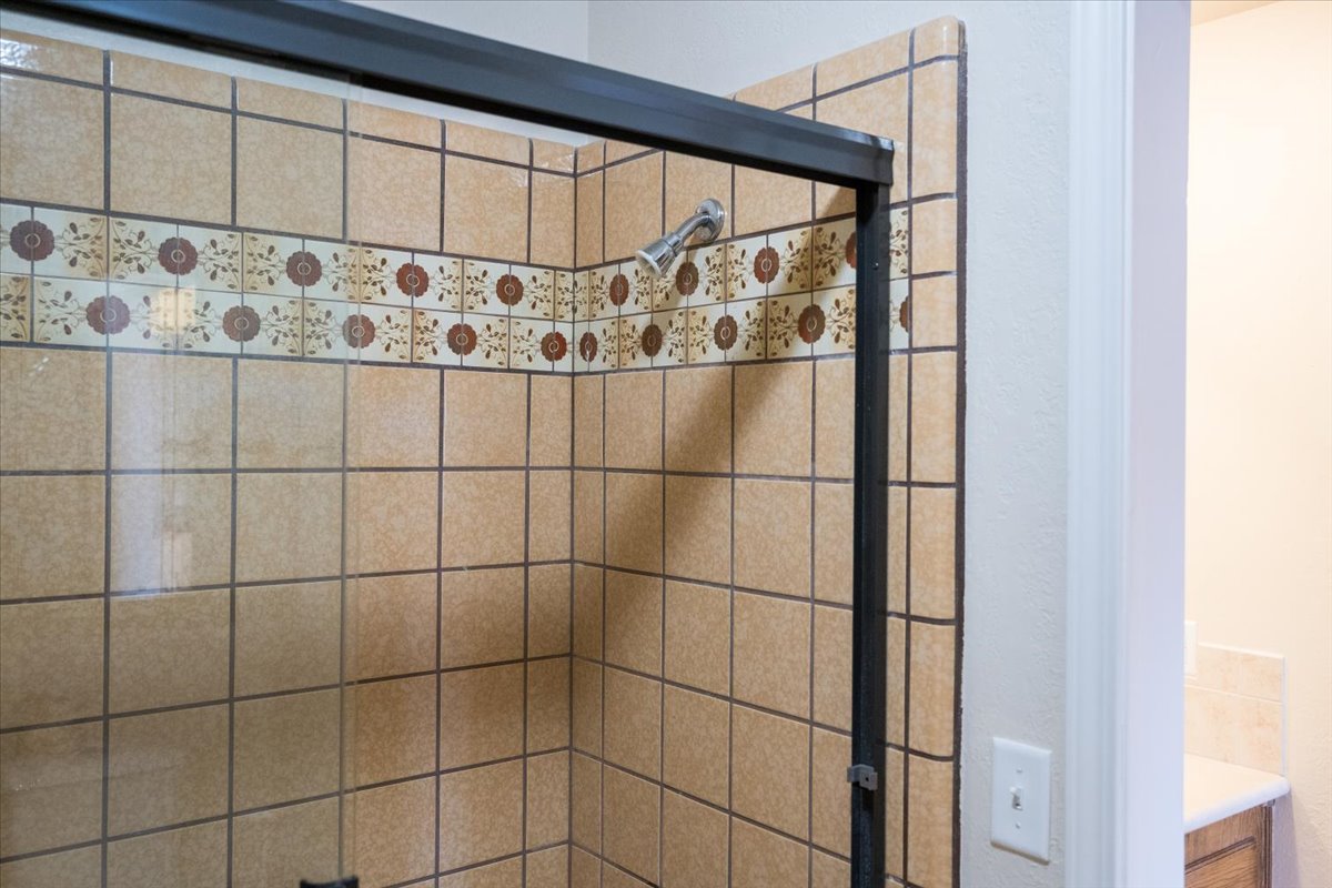 Primary bathroom w/ Jack and Jill to kitchen