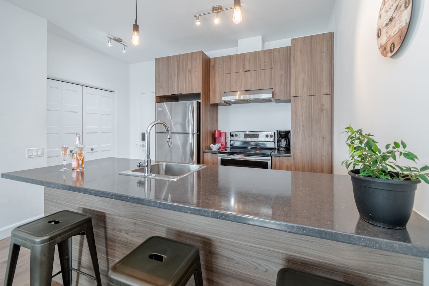 Cuisine complète et fonctionnel avec four, frigidaire, cafetière, micro-onde et bien plus !